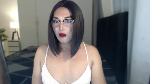 iya_hermosa online show from March 10, 1:05 pm