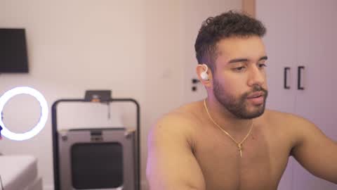 Snapshot of izaak_lover chatting on December 19, 8:13 pm Izaak online show from December 19, 8:13 pm