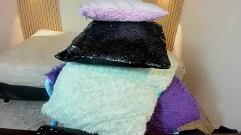 izelevans online show from February 2, 12:15 pm