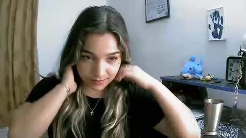 izzy_32 online show from April 14, 6:19 am