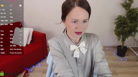 Queen of nylon  Victoria online show from April 9, 5:18 am