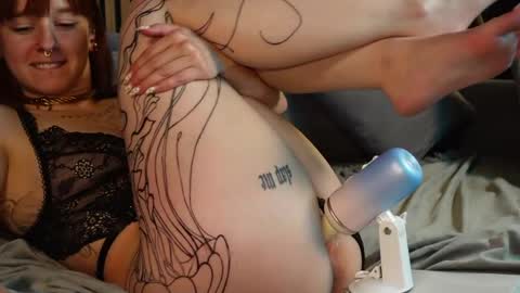 Snapshot of izzy_inked chatting on April 22, 2:18 pm Izzy Inked online show from April 22, 2:18 pm