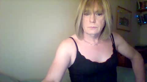 Snapshot of izzy_mchoney chatting on December 29, 2:06 am izzy_mchoney online show from December 29, 2:06 am