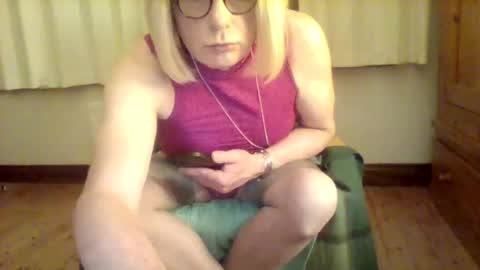 Snapshot of izzy_mchoney chatting on May 15, 11:45 pm izzy_mchoney online show from May 15, 11:45 pm