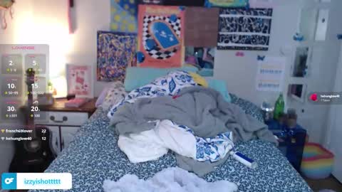 Snapshot of izzyishottttt chatting on December 17, 10:49 pm izzyishottttt online show from December 17, 10:49 pm