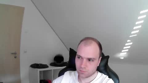 here4y online show from April 1, 5:52 am