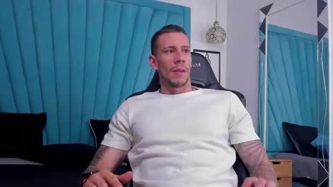 Snapshot of j_king__ chatting on February 28, 1:45 pm J King online show from February 28, 1:45 pm