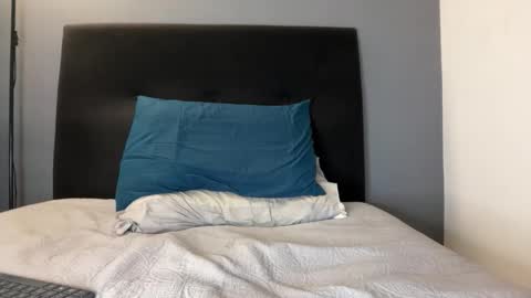 INDEPENDENT MODEL online show from March 11, 12:05 am