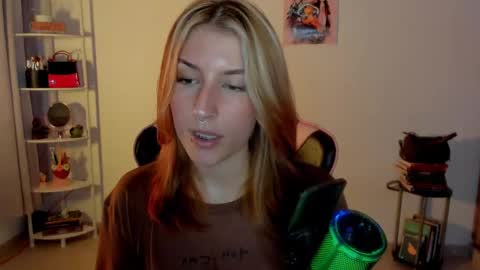 Snapshot of jacky_croft chatting on February 2, 10:49 pm Linda Sofia help me get to 100 thumbs up online show from February 2, 10:49 pm