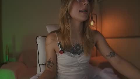 Snapshot of jacky_croft chatting on September 15, 4:34 am Linda Sofia help me get to 100 thumbs up online show from September 15, 4:34 am