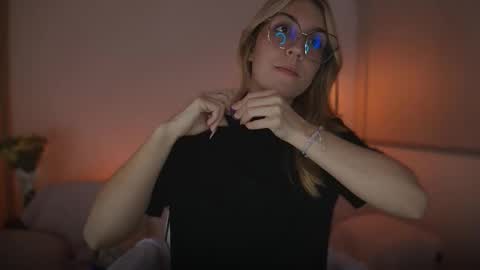 Snapshot of jacky_croft chatting on September 21, 4:14 am Linda Sofia help me get to 100 thumbs up online show from September 21, 4:14 am