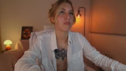 Snapshot of jacky_croft chatting on October 11, 5:28 am Linda Sofia help me get to 100 thumbs up online show from October 11, 5:28 am