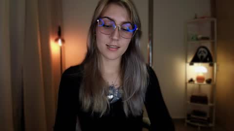 Linda Sofia help me get to 100 thumbs up online show from April 5, 12:41 am