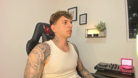 jacobb116 online show from December 3, 2:36 am