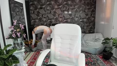 Snapshot of jade_porn chatting on December 3, 11:33 am Jade independent model online show from December 3, 11:33 am