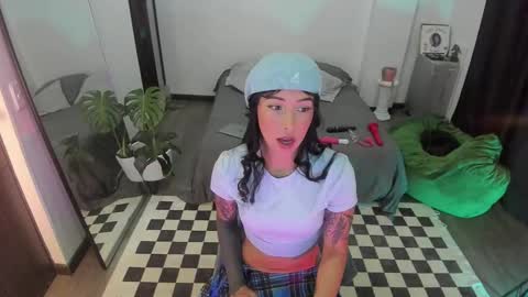 Snapshot of jade_porn chatting on November 17, 10:43 am Jade independent model online show from November 17, 10:43 am