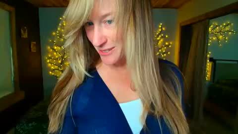 jadeamaryllis_ online show from April 9, 3:28 pm