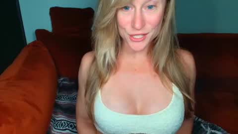 jadeamaryllis_ online show from April 17, 3:42 am