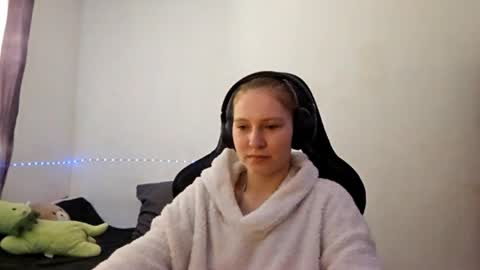 jaimeeosendorf online show from April 8, 9:09 am