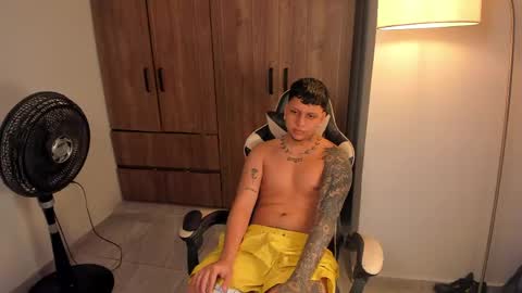 Snapshot of jake_pons chatting on May 23, 10:25 pm Jake Pons online show from May 23, 10:25 pm