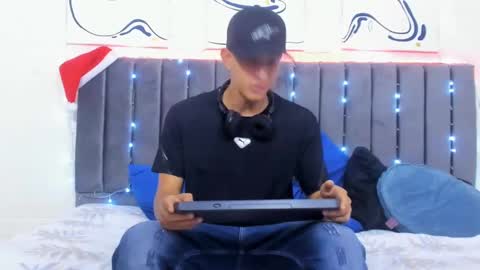 Hi guys im new 3 online show from December 30, 8:25 pm