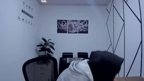 Snapshot of james_adamss_ chatting on December 4, 12:36 pm james_adamss_ online show from December 4, 12:36 pm