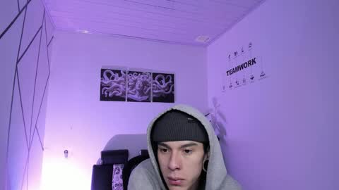 Snapshot of james_adamss_ chatting on December 17, 11:49 am james_adamss_ online show from December 17, 11:49 am