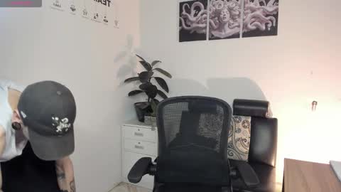 Snapshot of james_adamss_ chatting on December 19, 1:07 pm james_adamss_ online show from December 19, 1:07 pm