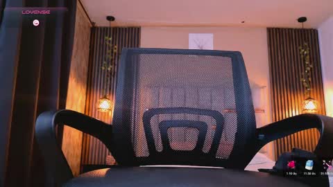 james_adamss_ online show from April 1, 1:17 am