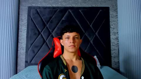 Snapshot of jamesgolden_ chatting on March 10, 9:32 am jamesgolden_ online show from March 10, 9:32 am