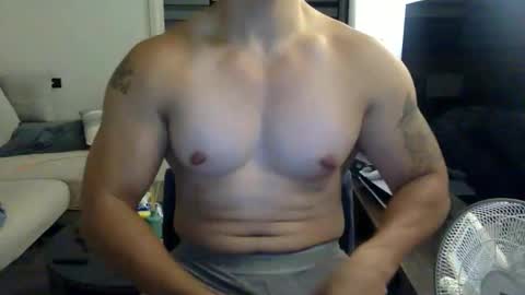 Snapshot of jamesmo820913 chatting on October 19, 10:38 am jamesmo820913 online show from October 19, 10:38 am