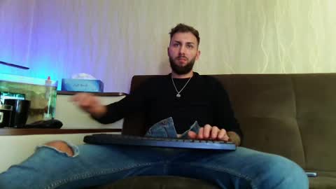 Snapshot of jamienoxus chatting on March 11, 11:44 am Robbie online show from March 11, 11:44 am