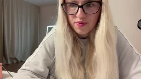 Nicole  online show from June 6, 9:30 pm