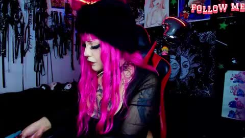 Snapshot of janna_ink chatting on December 17, 9:54 pm online show from December 17, 9:54 pm