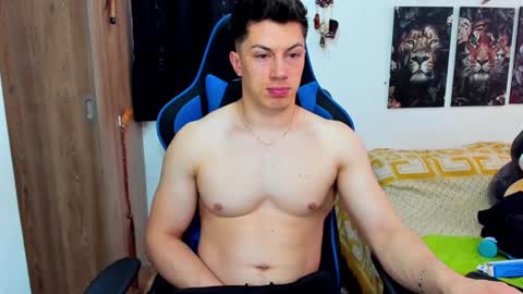 Snapshot of javiersexymann chatting on December 3, 7:11 pm Javier online show from December 3, 7:11 pm