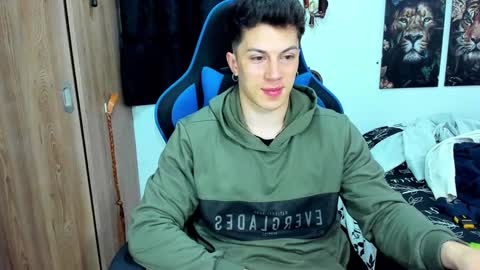 Snapshot of javiersexymann chatting on December 7, 10:06 pm Javier online show from December 7, 10:06 pm