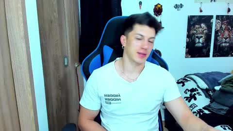 Snapshot of javiersexymann chatting on February 16, 10:21 pm Javier online show from February 16, 10:21 pm