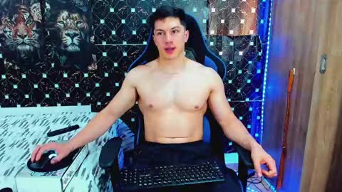 Snapshot of javiersexymann chatting on June 5, 9:42 pm Javier online show from June 5, 9:42 pm