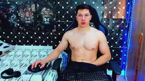 Snapshot of javiersexymann chatting on June 10, 9:35 pm Javier online show from June 10, 9:35 pm
