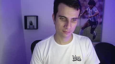 Snapshot of jayalvarrez_ chatting on December 5, 6:55 pm Jay Alvarrez online show from December 5, 6:55 pm