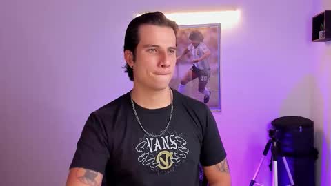 Snapshot of jayalvarrez_ chatting on September 22, 6:54 pm Jay Alvarrez online show from September 22, 6:54 pm