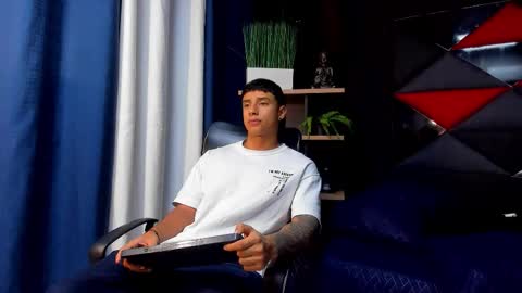 Snapshot of jaze_bradley chatting on November 18, 11:25 am jaze_bradley online show from November 18, 11:25 am