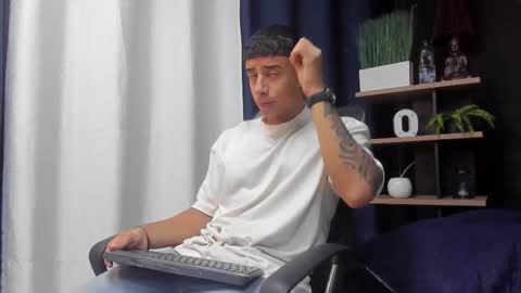 Snapshot of jaze_bradley chatting on November 25, 11:32 am jaze_bradley online show from November 25, 11:32 am