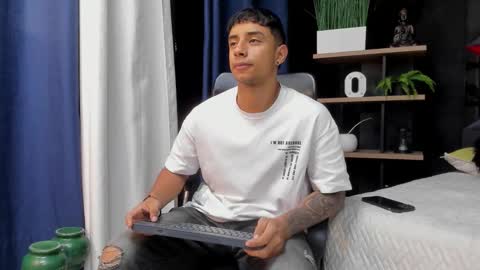 Snapshot of jaze_bradley chatting on December 1, 11:15 am jaze_bradley online show from December 1, 11:15 am