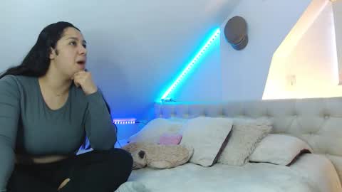 Snapshot of jazmin_dharius chatting on October 18, 11:00 am Jazmin and Scarlett online show from October 18, 11:00 am