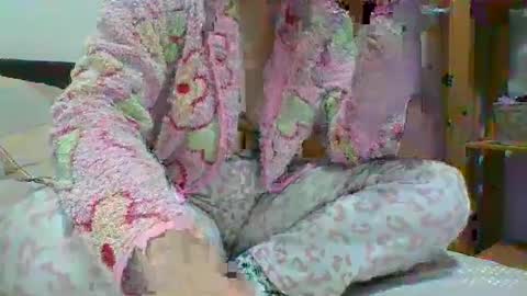 Snapshot of je_melody chatting on February 9, 6:16 pm EJ Melody online show from February 9, 6:16 pm