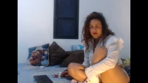 Snapshot of jeans_and_emma chatting on September 21, 2:46 am jeans_and_emma online show from September 21, 2:46 am