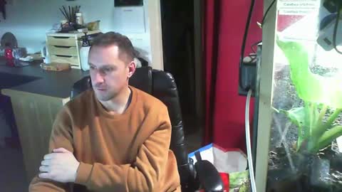 Snapshot of jef74700 chatting on December 28, 6:28 am Jrme online show from December 28, 6:28 am