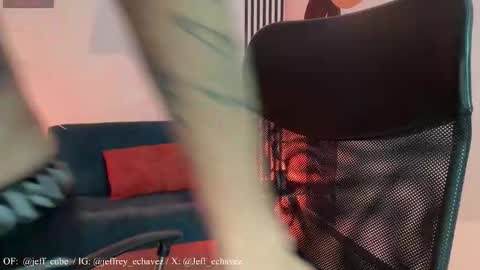 Snapshot of jeff_cube chatting on October 15, 12:44 am Jeff and Mugi Independent model online show from October 15, 12:44 am