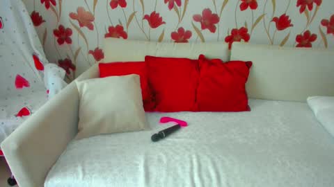 Jenn online show from February 2, 9:30 am